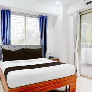 Super Townhouse Koregaon Park Formerly Red Velvet Suite